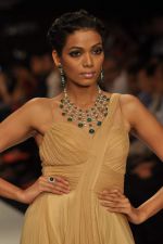 Model walks the ramp for Saboo Fine Jewels Show at IIJW Day 4 on 22nd Aug 2012 (122).JPG